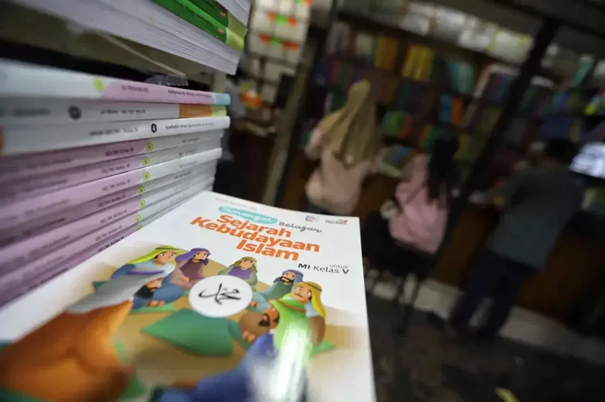 Tahun 2002, Palasari bukan sekadar pasar buku. Ia adalah universitas paralel bagi mahasiswa UIN Bandung. (Sumber: ayobandung.com | Foto: Irfan Al-Faritsi)