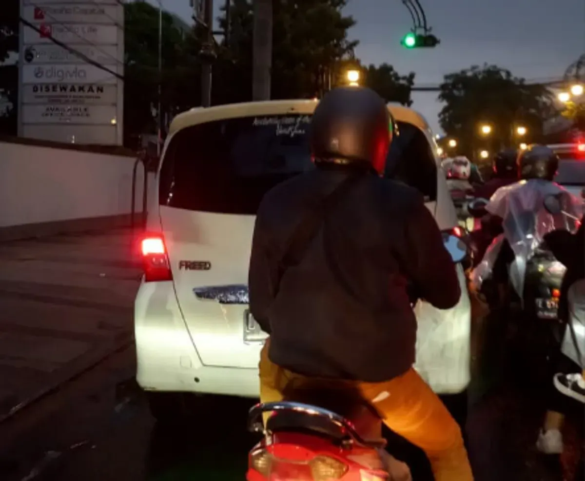 Pengendara sepeda motor yang mengalami kemacetan di jalan Asia Afrika, Kota Bandung. (20/12/2025). (Foto: Randa)