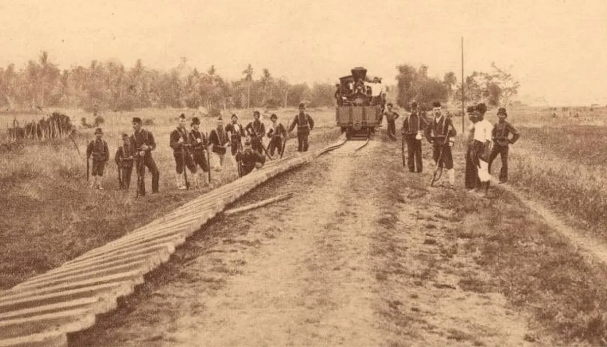 Ilustrasi kereta api yang dibajak era kolonial. (Sumber: Gedenkboek der Staatsspoor en Tramwegen in Nederlandsch-Indie 1875 - 1925)