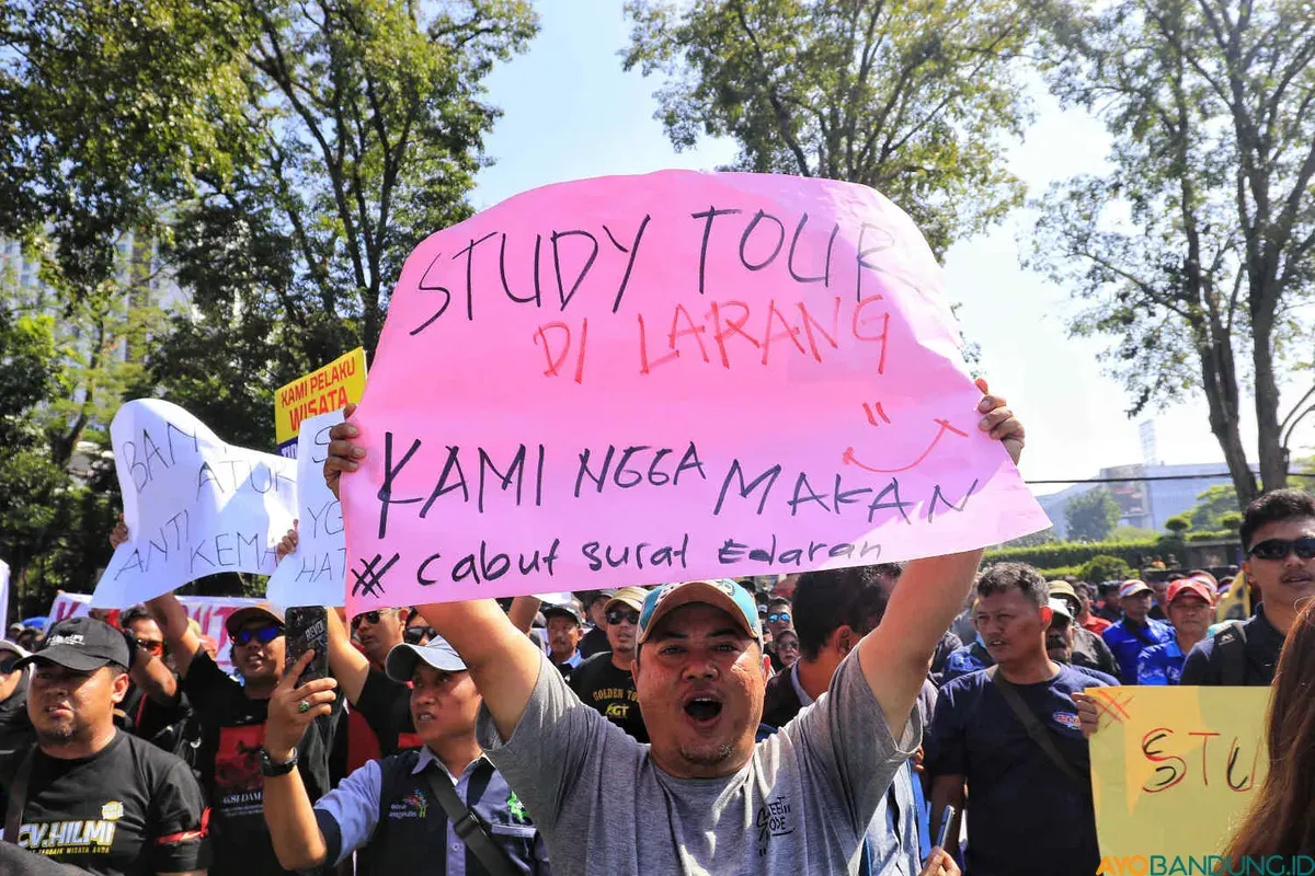 Massa Solidaritas Pekerja Pariwisata Jawa Barat menggelar unjuk rasa di depan Gedung Sate.