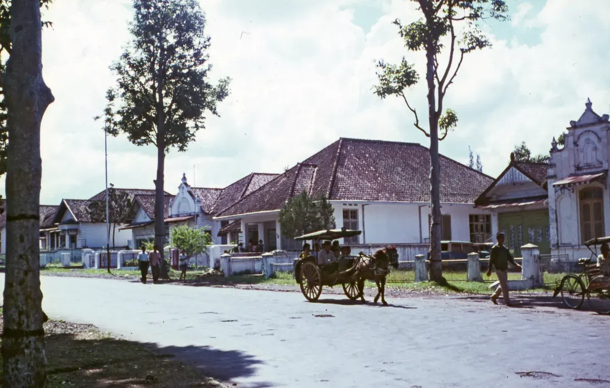 Suasana Bandung tahun 1968. (Sumber: Flickr | Foto: Frank Stamford)