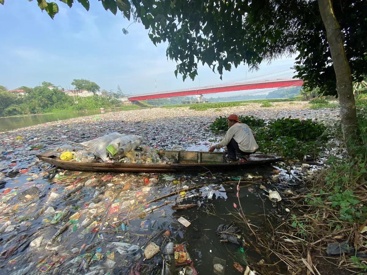 Ade Taryo memungut sampah di bawah jembatan BBS Sungai CItarum, Batujajar, Bandung Barat. (Sumber: Ayobandung | Foto: Restu Nugraha)