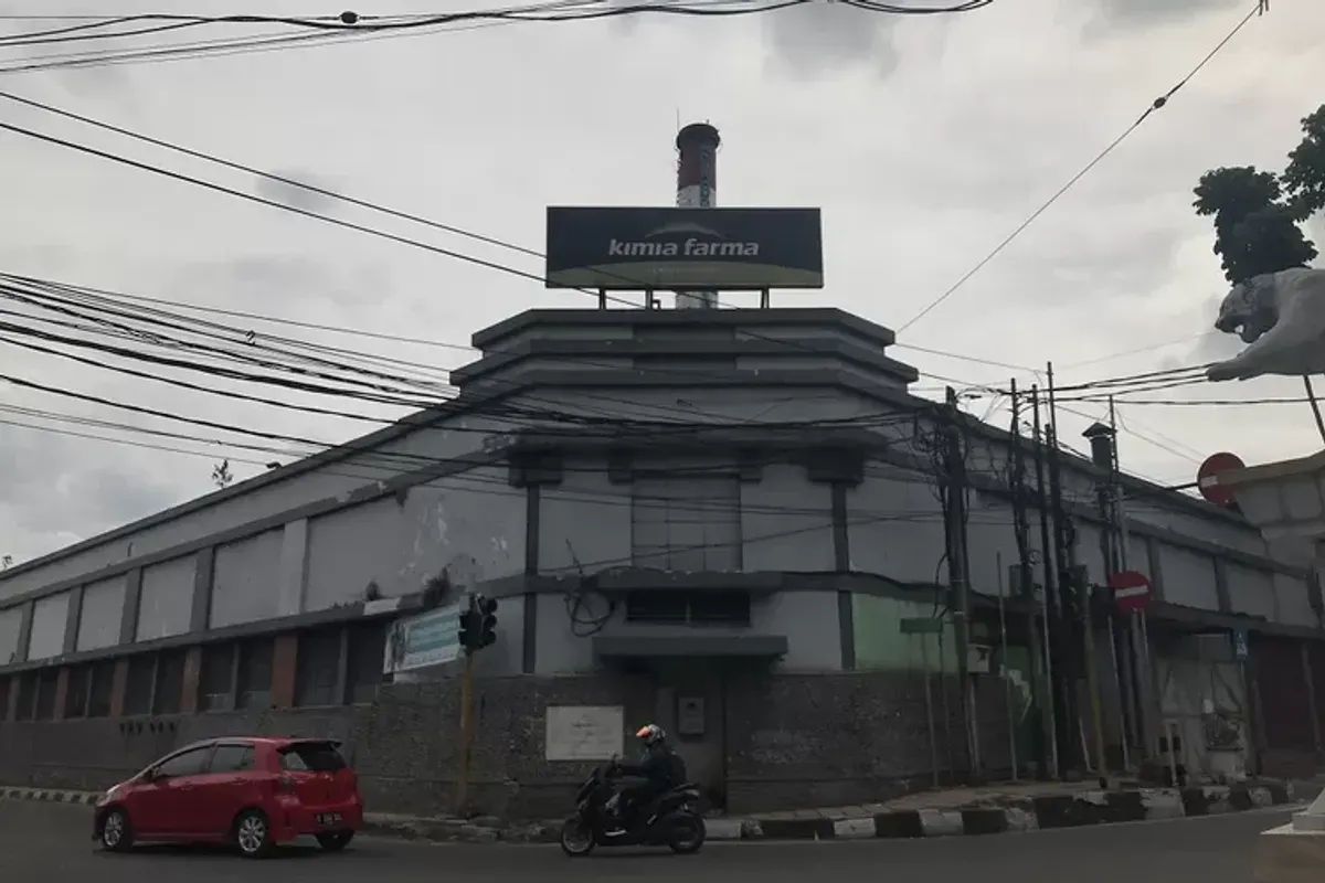Bangunan Bandoengsche Kinine Fabriek NV yang kini dikenal sebagai pabrik kina Kimia Farma di Jalan Pajajaran, Kota Bandung. (Sumber: Ayobandung)