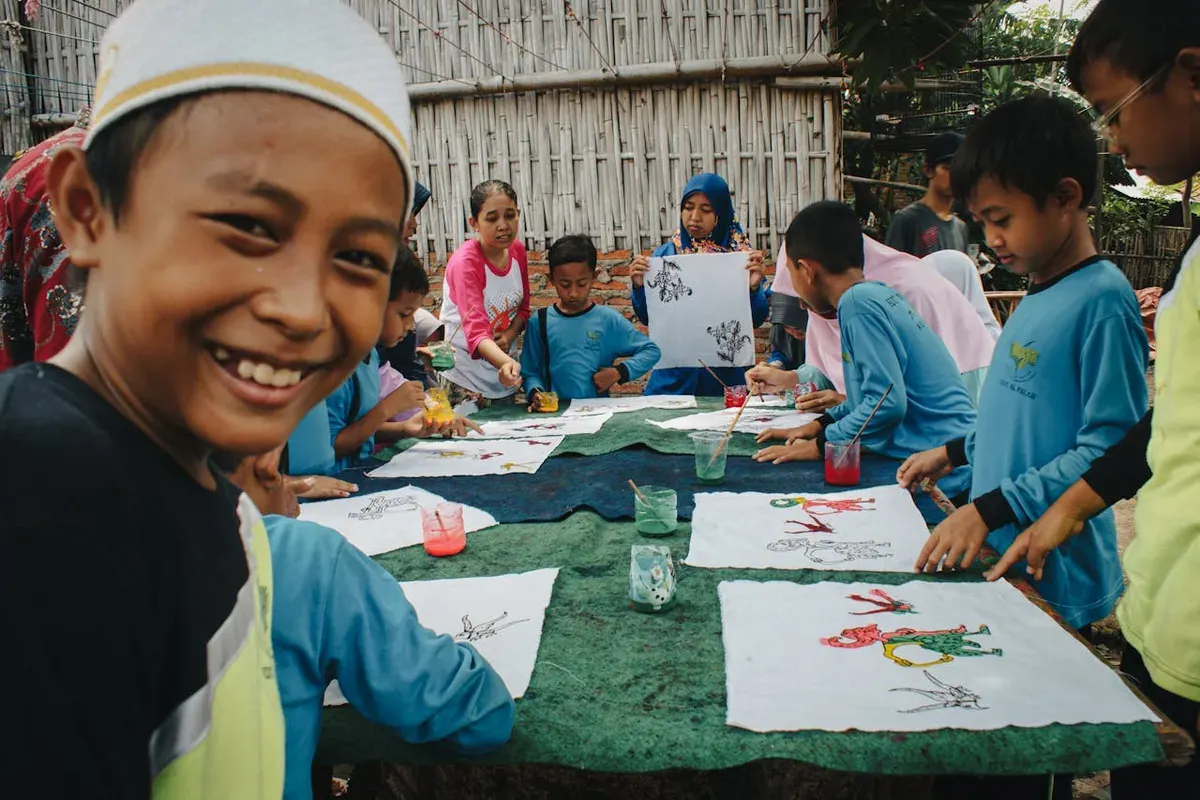 Apa langkah serius pemerintah dalam memenuhi kewajibannya menjamin pembiayaan pendidikan di sekolah, tidak hanya sekolah negeri, tapi juga sekolah swasta? (Sumber: Pexels/Yazid N)