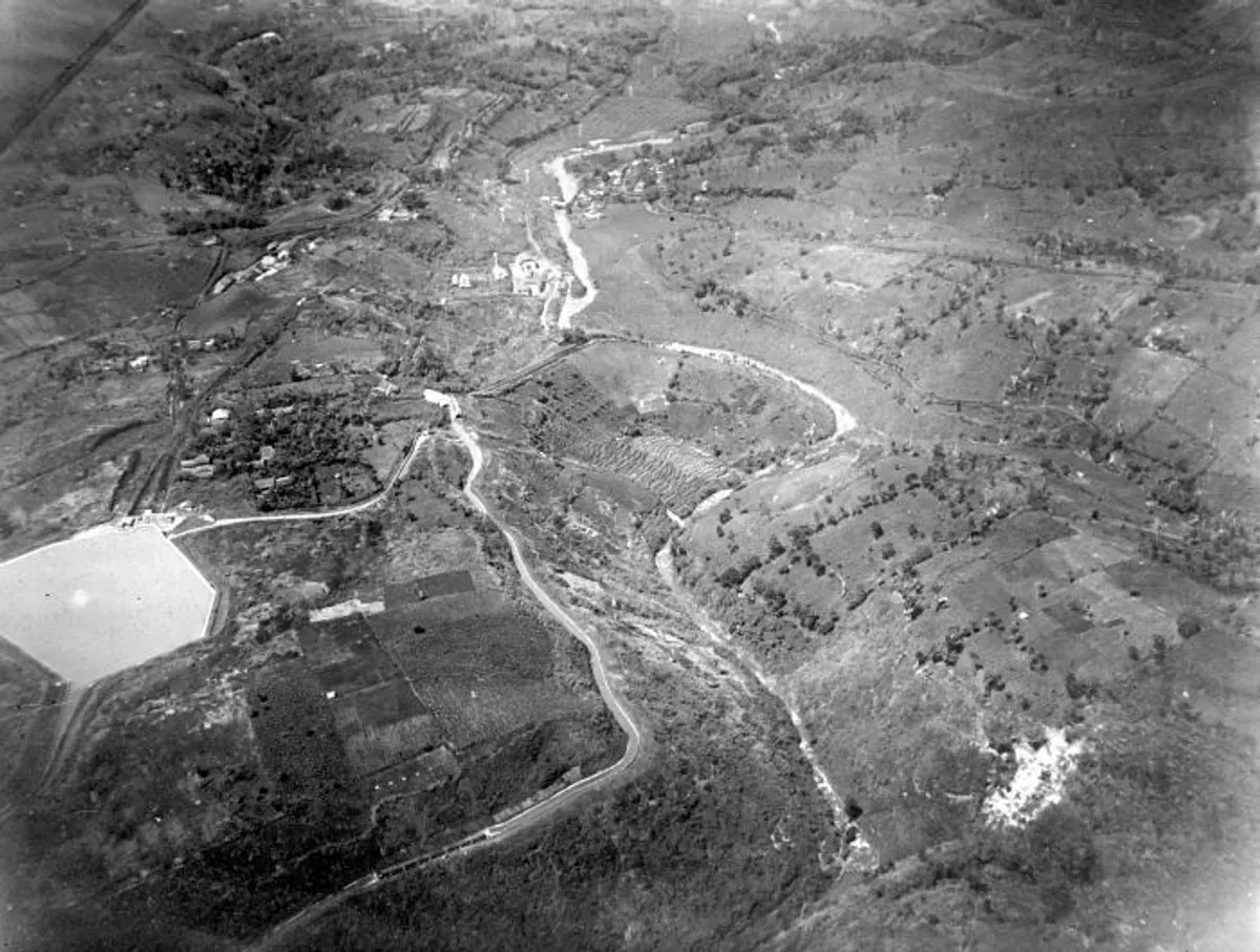 Sungai Cikapundung yang dijadikan waduk pembangkit listrik zaman baheula pada masa Hindia Belanda. (Sumber: Wikimedia)
