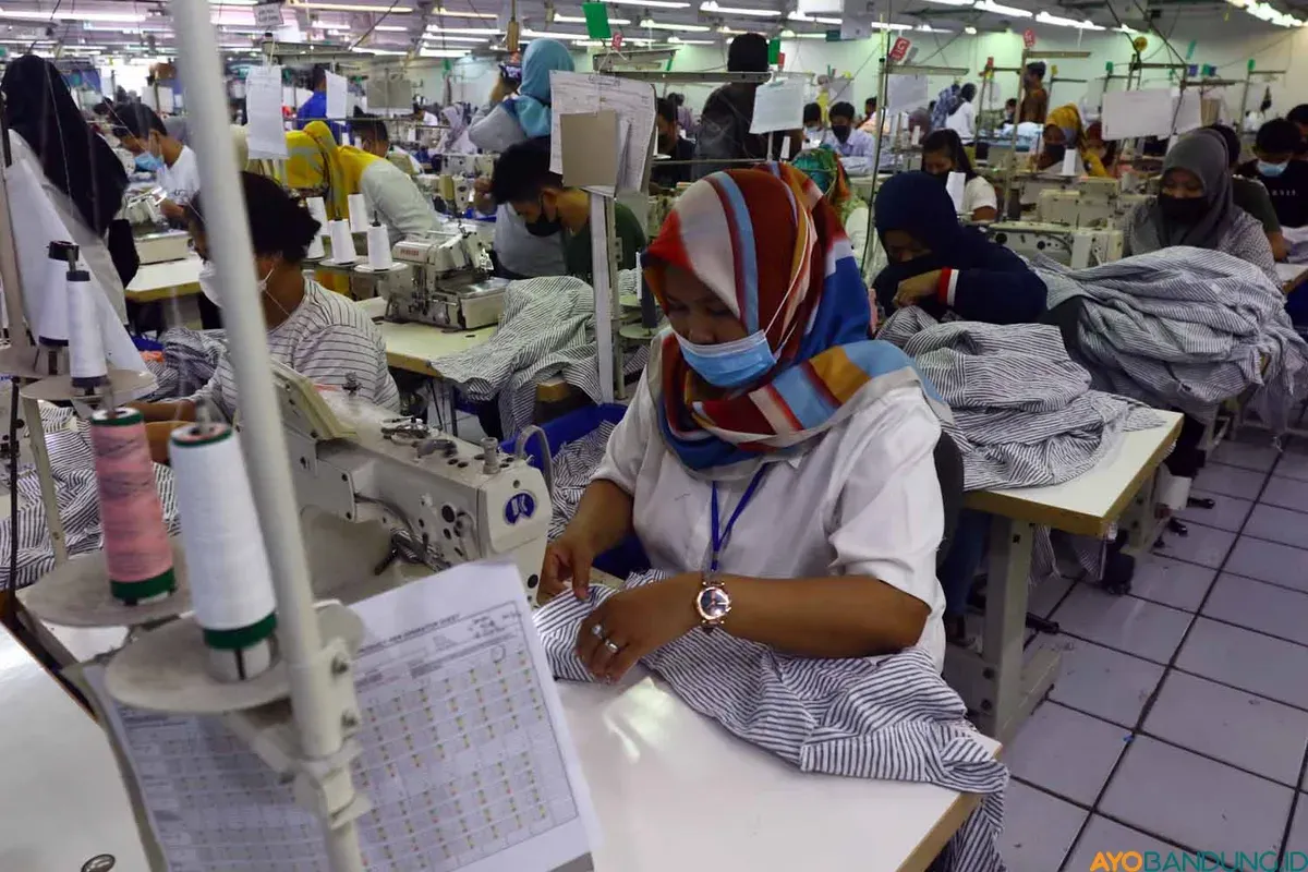 Aktivitas buruh perempuan di sebuah pabrik tekstil di Kota Bandung. (Sumber: ayobandung.id | Foto: Irfan Al-Faritsi)