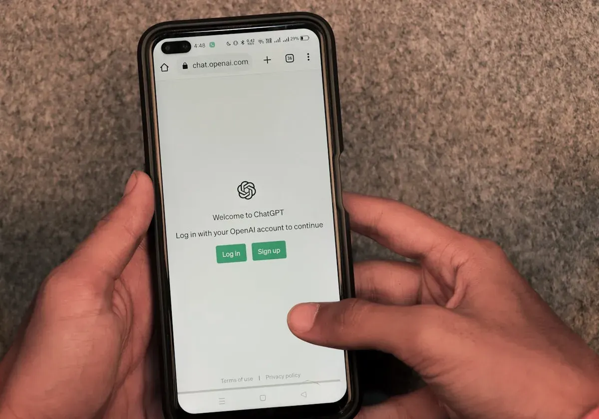 AI memberikan ruang aman bagi anak muda untuk mengekspresikan diri tanpa rasa takut dihakimi. (Sumber: Pexels/Sanket Mishra)