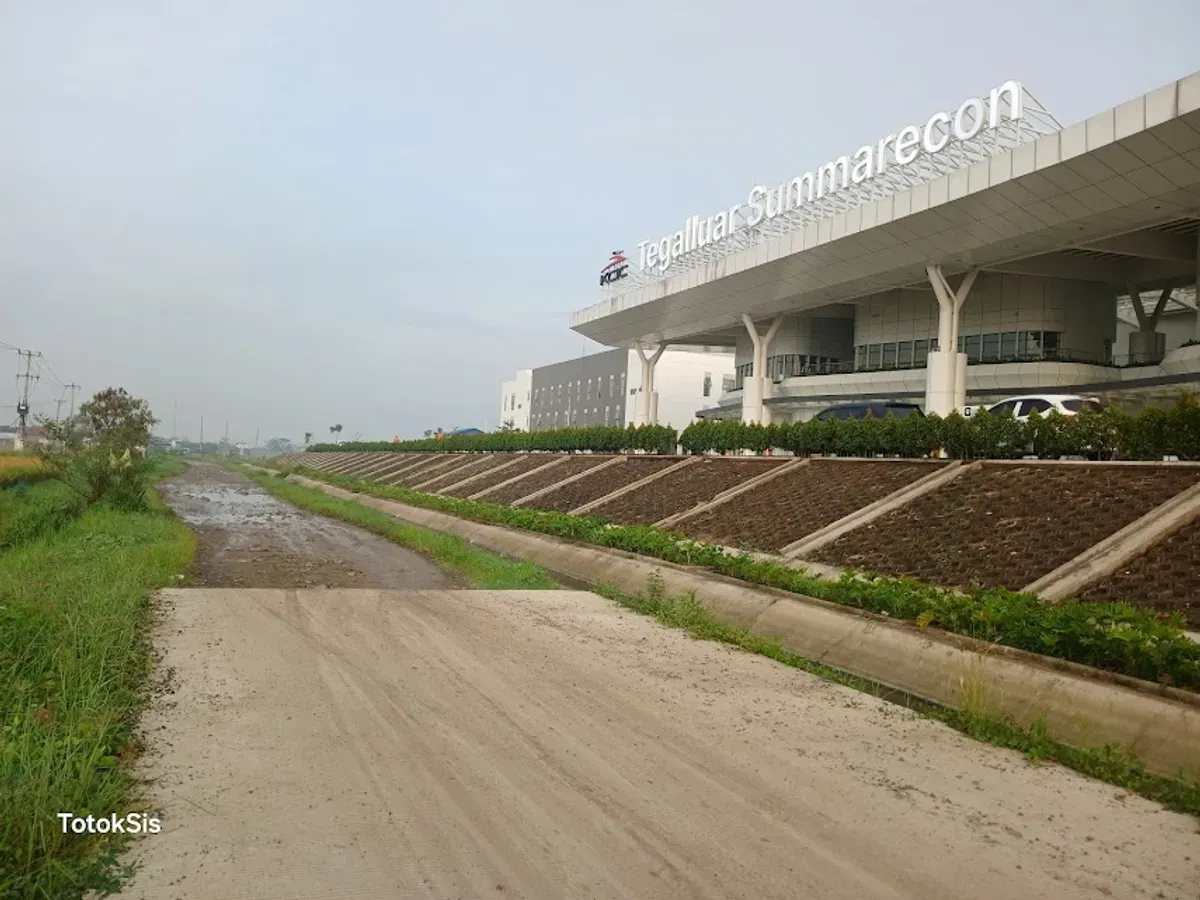 Ruas jalan becek penuh lubang menuju stasiun Teaglluar dari Rancaekek (Sumber: dokpri | Foto: Totok Siswantara)