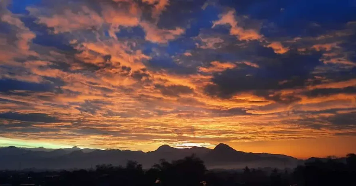 Pemandangan senja dari atap rumah Cijerah, Bandung (Sumber: Dokumentasi Pribadi | Foto: Fitri Fariha)