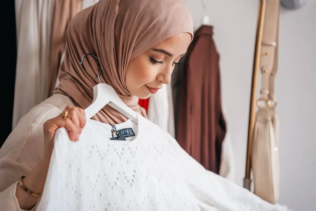 Setiap pilihan busana, warna, hingga aksesori yang dikenakan seseorang menyimpan cerita tentang siapa dirinya (Sumber: Pexels/PNW Production)