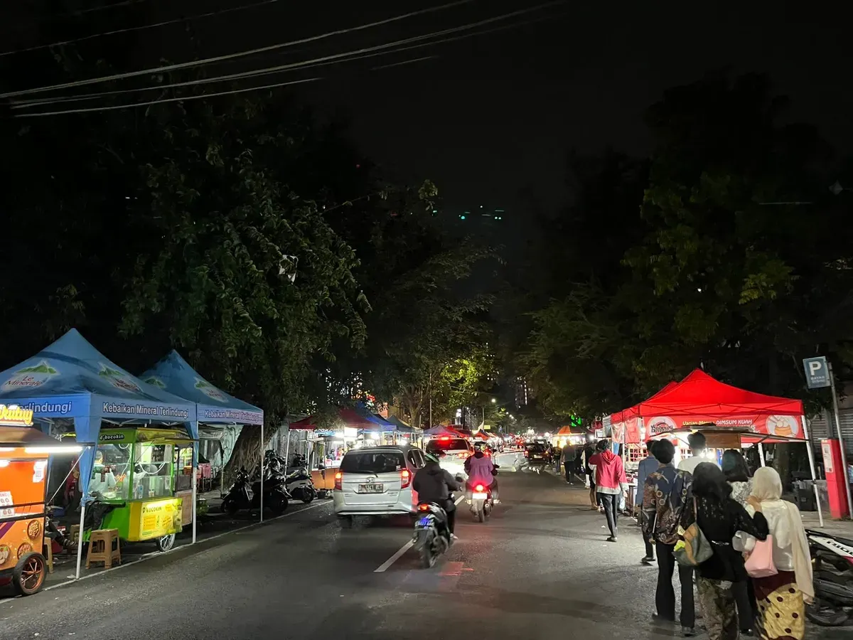 Jalan Lengkong kecil selalu punya cara menyajikan malam dengan rasa di Kota Bandung, (05/11/2025). (Foto: Zaki Al Ghifari)
