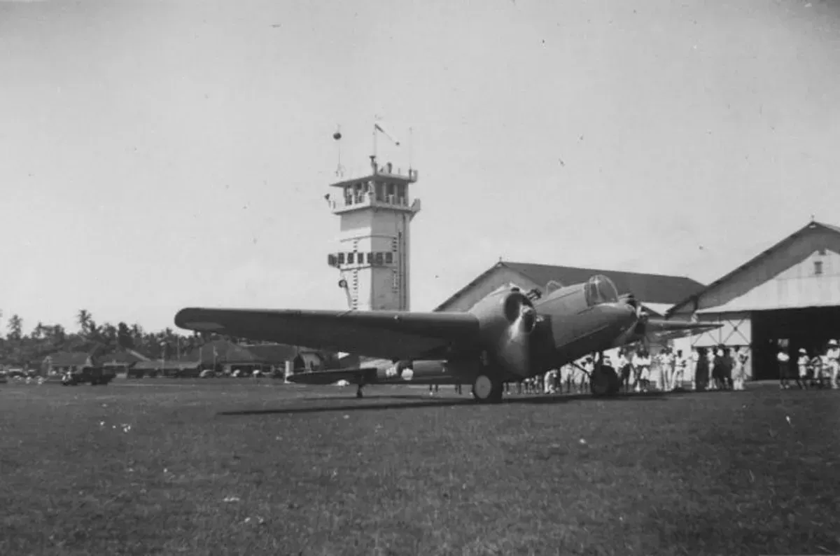 Salah satu pesawat milik Belanda di Lapangan Terbang Andir (Bandara Husein Sastranegara) tahun 1937.