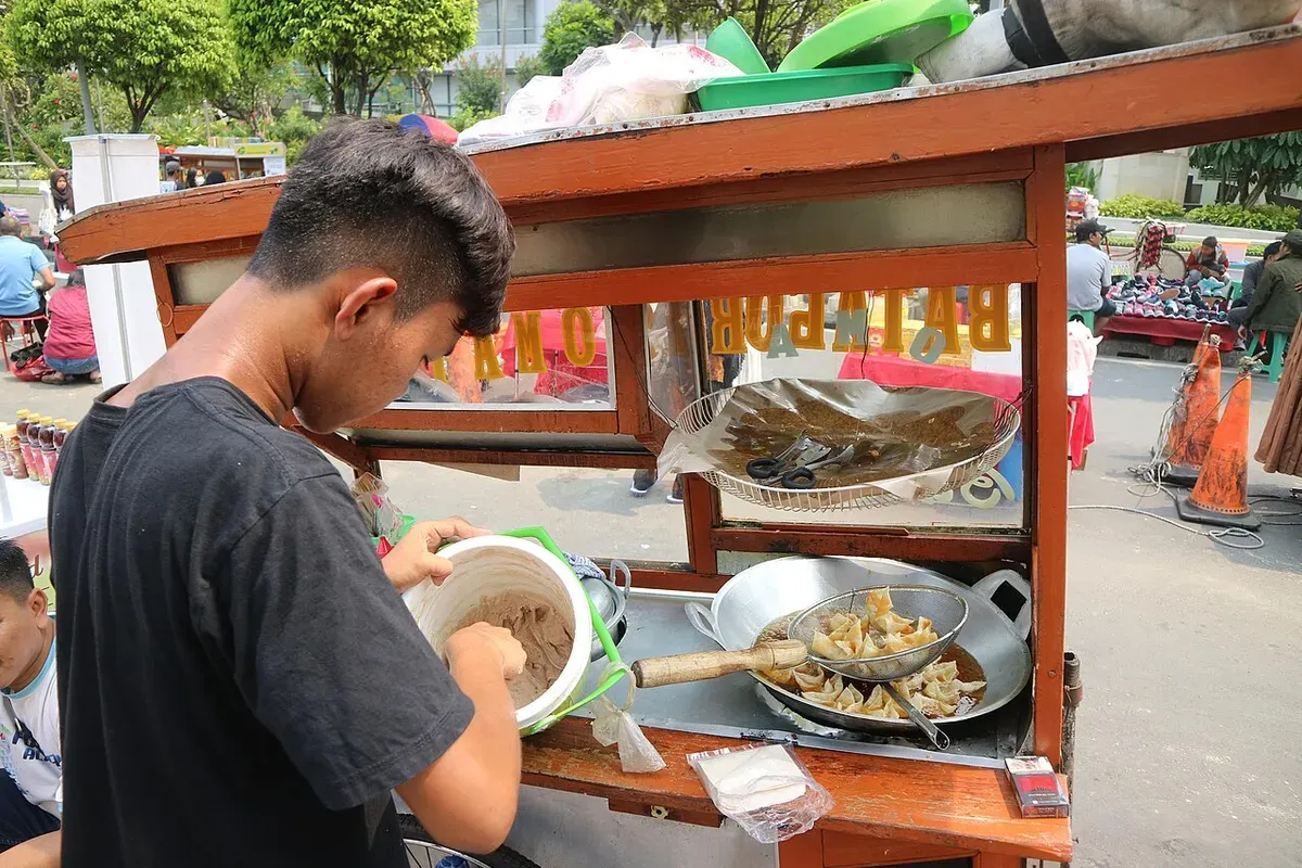 Pedagang batagor. (Sumber: Wikimedia Commons | Foto: Gunawan Kartapranata)