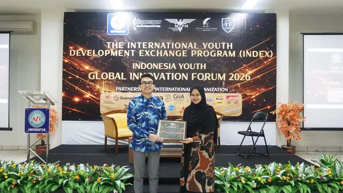 Alessandro Arraniry Pritajaya (kiri) usai menerima sertifikat dalam Indonesia Youth Global Innovation Forum 2026 di UBSI Sukabumi.