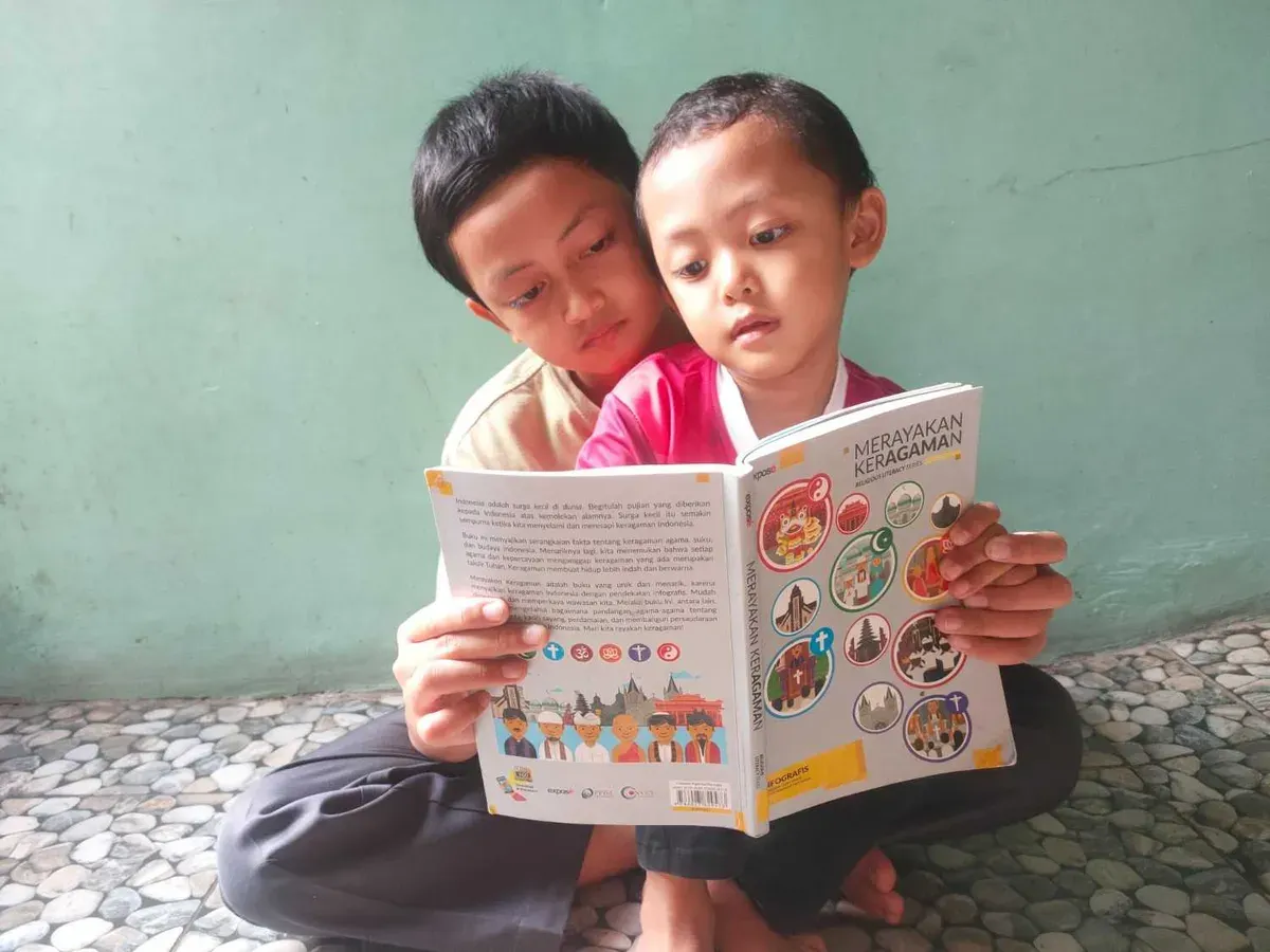 Aa Akil anak kedua dan Kakang anak ketiga asyik membaca buku, Ahad (26/4/2026) (Sumber: Istimewa | Foto: IBN GHIFARIE)