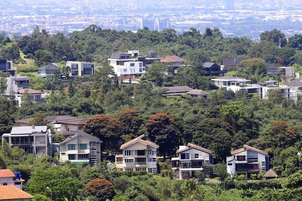Kondisi kawasan resapan air yang beralih fungsi menjadi permukiman dan lahan pertanian di Kawasan Bandung Utara (KBU), Kabupaten Bandung, Rabu 7 Mei 2025. (Sumber: Ayobandung.com | Foto: Irfan Al-Faritsi)
