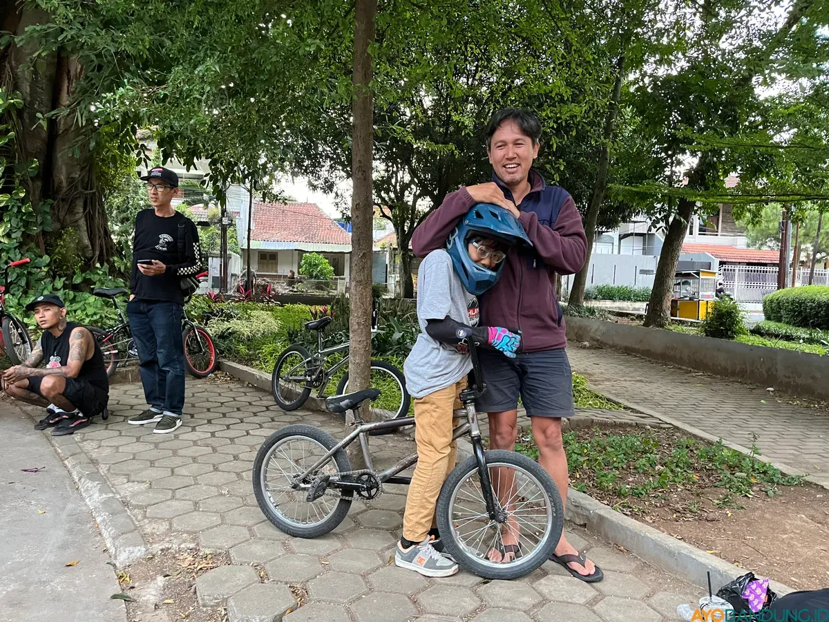 Tama dan ayahnya, Asep Sofyan. (Sumber: ayobandung.id | Foto: Ilham Maulana)