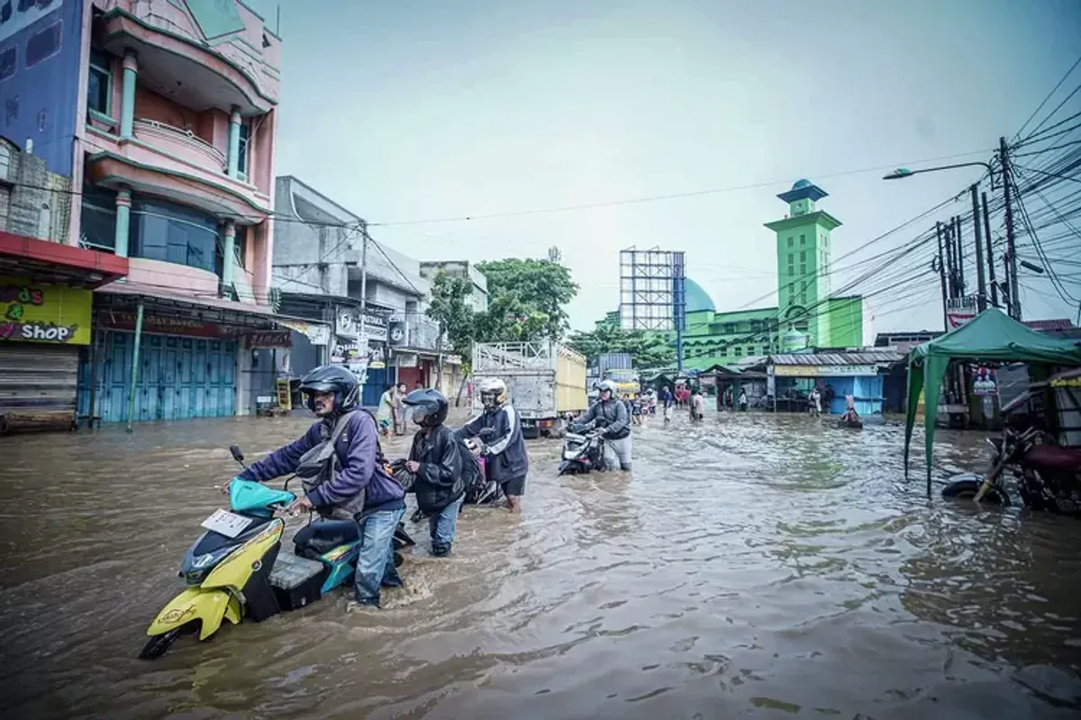 Banjir yang menggenang di ruas Jalan Raya Dayeuhkolot, Kabupaten Bandung, Jumat 22 November 2024. (Sumber: ayobandung.com | Foto: Kavin Faza)
