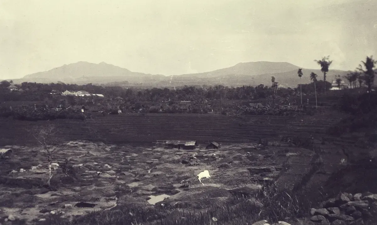 Potret Gunung Burangrang dan Gunung Tangkubanparahu tahun 1921. (Sumber: KITLV)