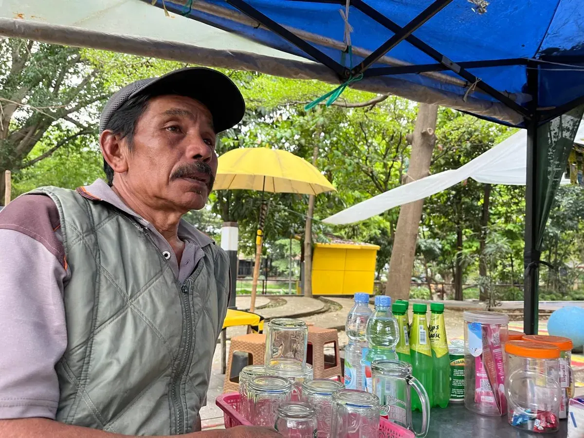 Abah Anang, pedagang yang telah berjualan di kawasan Alun-Alun Regol sejak awal dibuka. (Sumber: ayobandung.id | Foto: Ilham Maulana)