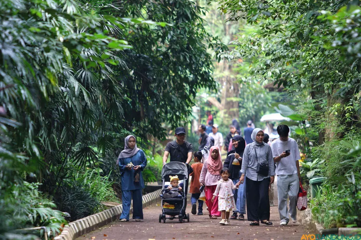 Warga memanfaatkan hari libur dengan mengunjungi Kebun Binatang Bandung (KBB). (Sumber: ayobandung.id | Foto: Irfan Al Faritsi)