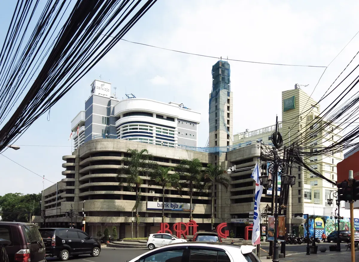 Kondisi Gedung Bank DENIS (sekarang digunakan oleh Bank Jawa Barat) pada tahun 2015. (Sumber: Wikimedia Commons | Foto: Rochelimit)