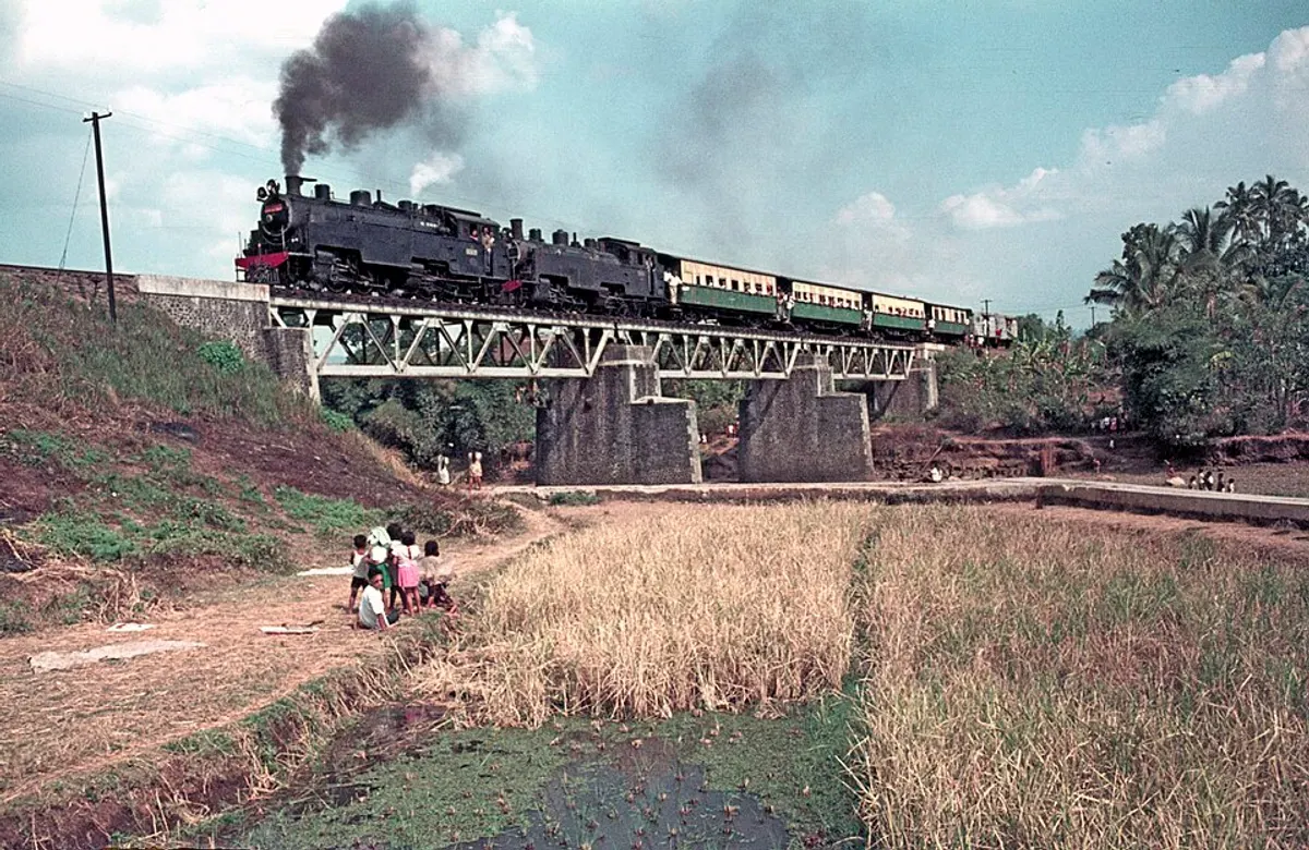 Lokomotif CC 10 14 dan CC 10 30 melintas di petak Cibatu-Garut, 1972 (Sumber: Wikimedia Commons (CC BY 2.0) | Foto: Frank Stamford)