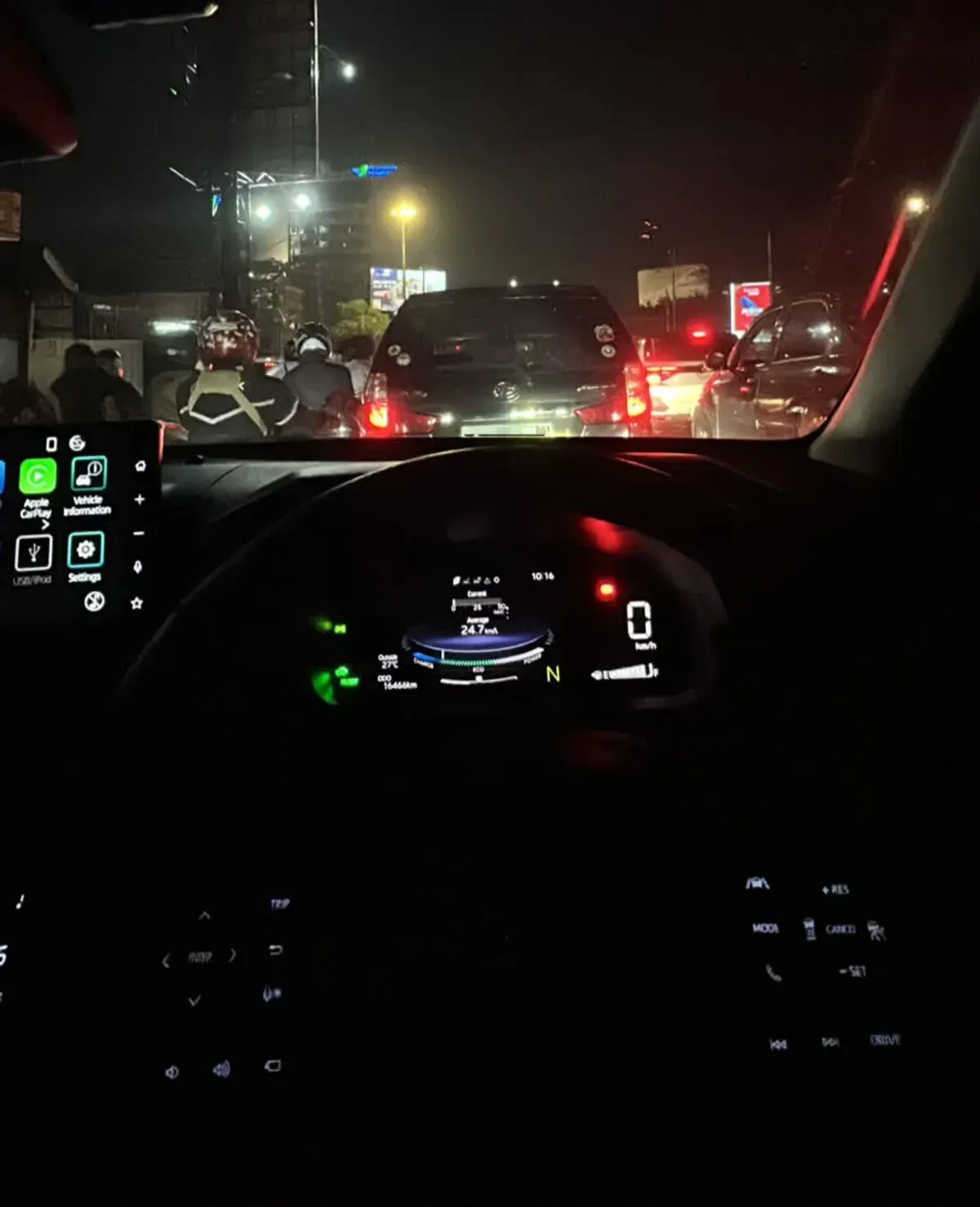 Penulis sedang merasakan langsung pengalaman berkendara Hybrid EV melalui kampanye Hybrid EV for Everyone dari Toyota Indonesia.