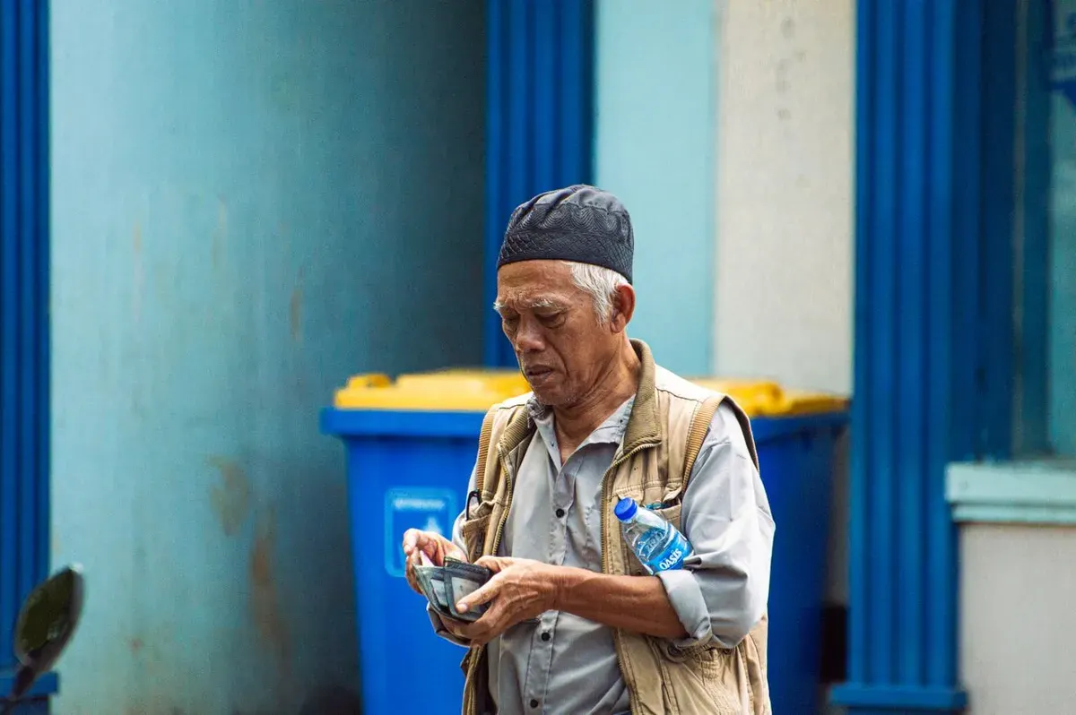 Ilustrasi warga Indonesia sedang menghitung uang di dompet. (Sumber: Pexels | Foto: abs bob)