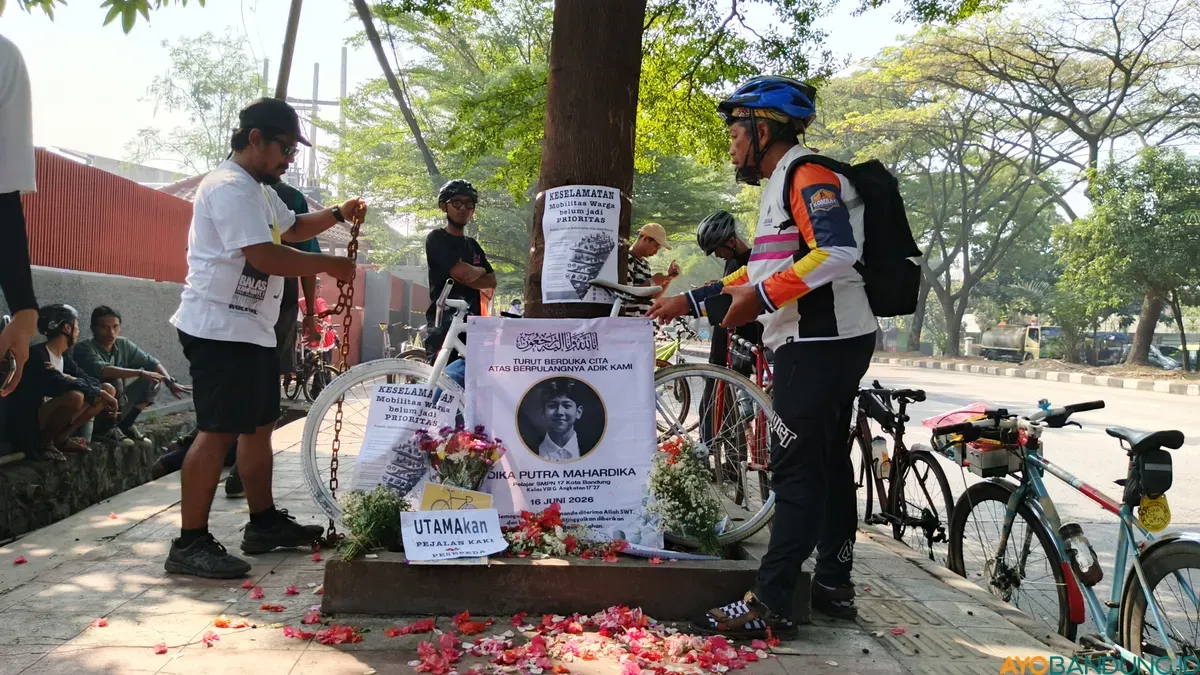 Komunitas sepeda dan pejalan kaki memasang memorial Ghost Bike di Jalan Soekarno-Hatta sebagai simbol duka atas tewasnya seorang remaja saat bersepeda. (Sumber: ayobandung.id | Foto: Gilang Fathu Ramadhan)