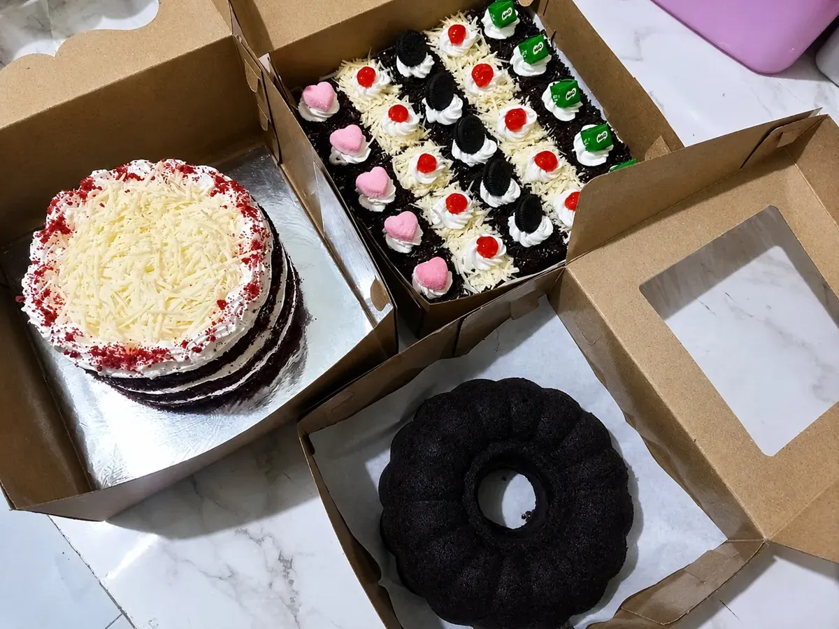 Produk Athiya Cake di kompleks perumahan Mega Mutiara Tasik Regency, Kabupaten Tasikmalaya, (20/6/2026). (Sumber: Ayobandung.id | Foto: Aris Abdulsalam)