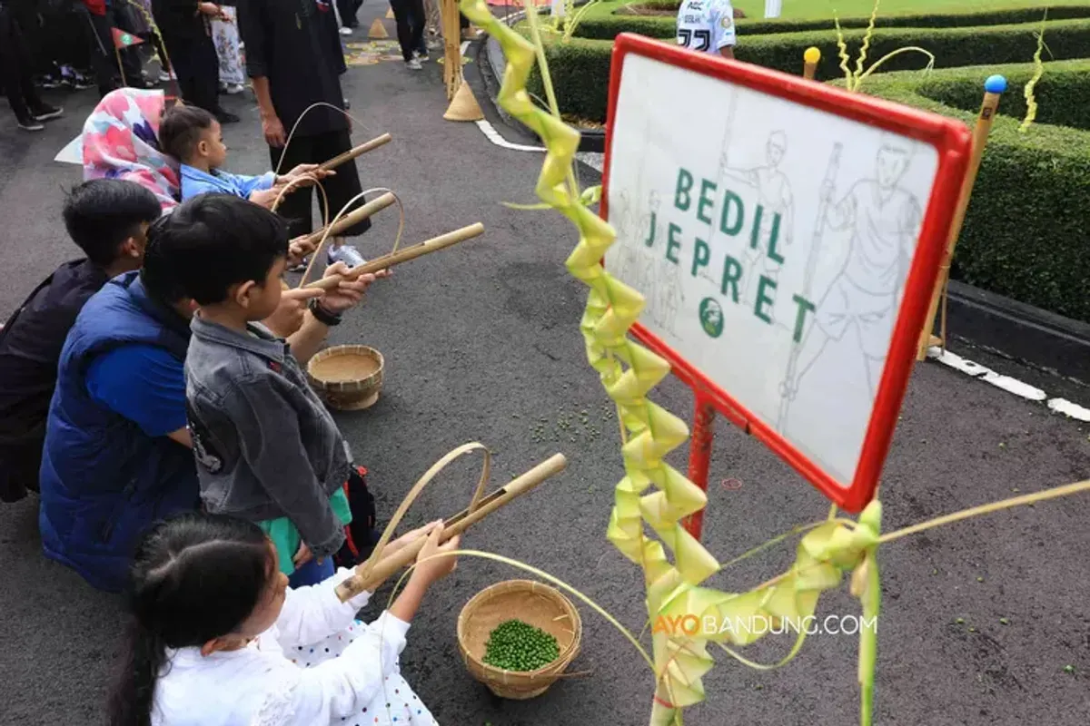 Permainan tradisional Sunda di halaman Gedung Pakuan. (Sumber: Ayobandung.com | Foto: Irfan Al-Faritsi)