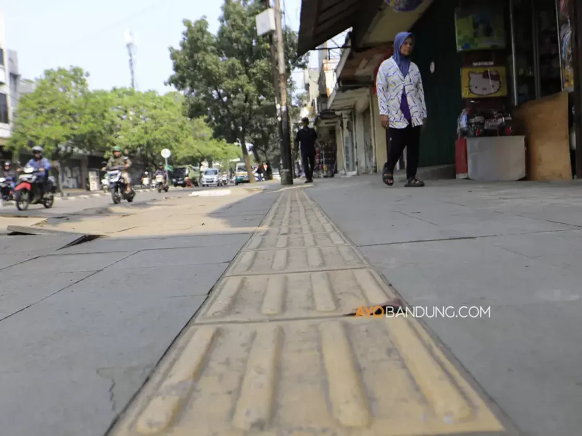 Warga berjalan di trotoar kawasan Jalan Ahmad Yani, Cicadas, Kota Bandung, Kamis 4 Juni 2026. (Sumber: Ayobandung.com | Foto: Irfan Al-Faritsi)