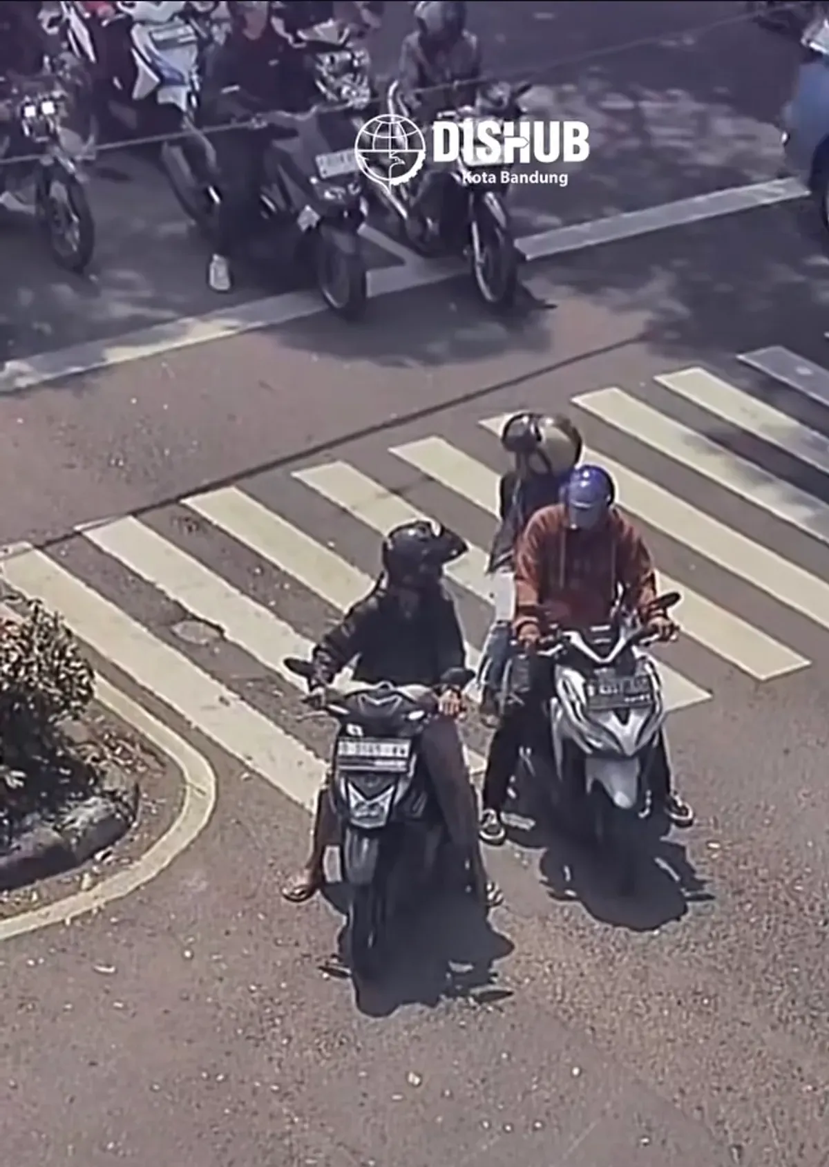 Dua pengendara sepeda motor kedapatan berhenti di zebra cross (4/5/2026). (Sumber: Instagram/@atcs.kotabandung)