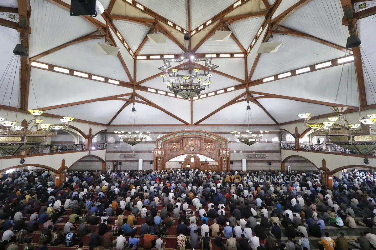 Salat berjamaah di Masjid Pusdai, Kota Bandung, Jumat 20 Februari 2026. (Sumber: Ayobandung.com | Foto: Irfan Al-Faritsi)