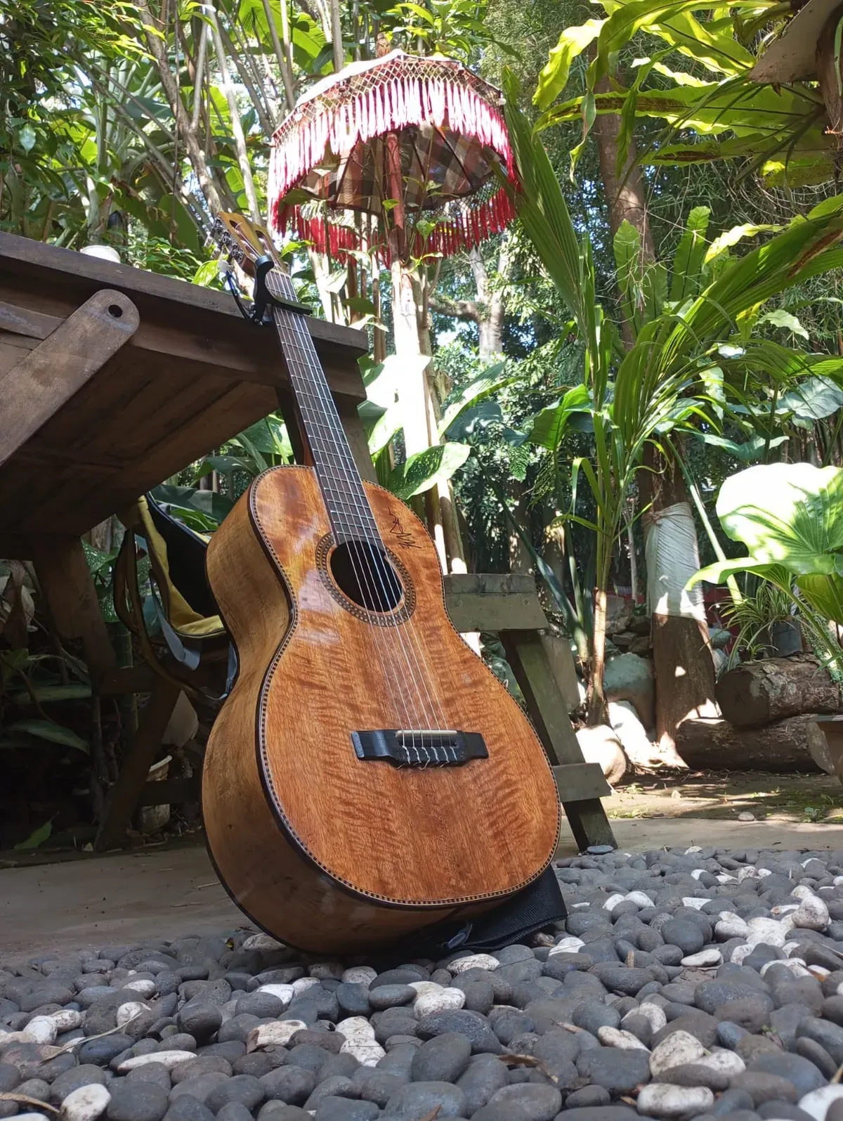 Gitar disebuah taman kecil. (Foto: Abah Omtris)