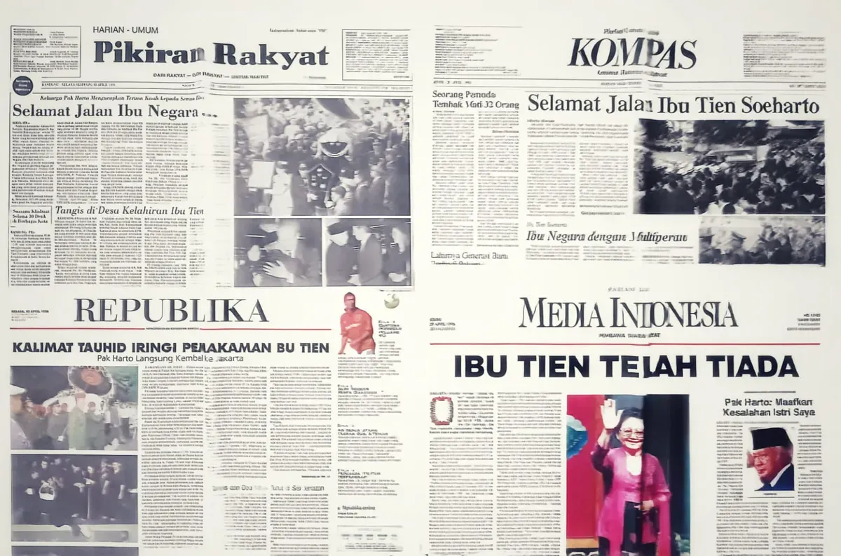 Halaman depan berbagai surat kabar nasional yang memberitakan wafatnya Ibu Tien Soeharto pada akhir April 1996. (Sumber: Dokumentasi Penulis | Foto: Kin Sanunbary)