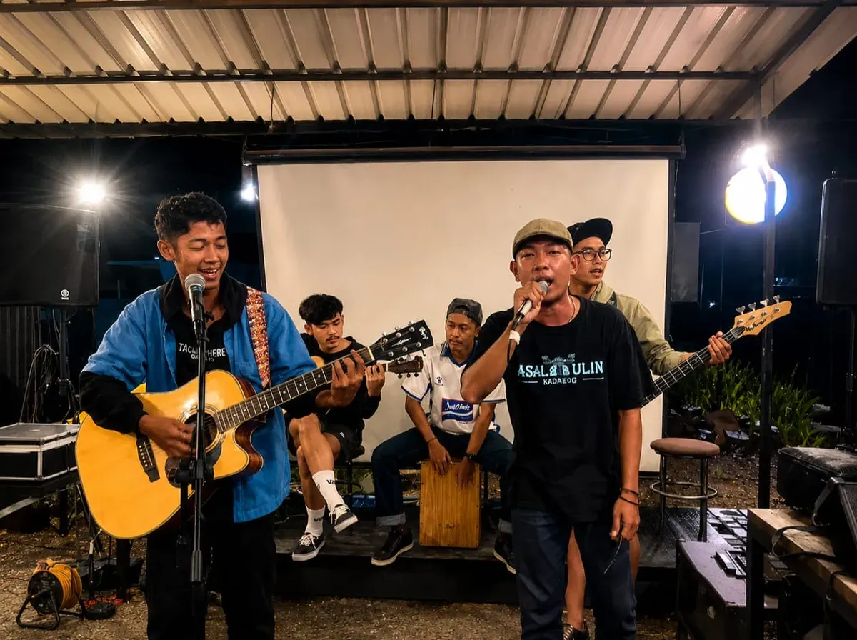 Live performance debut single D'Renced at Waroeng Bako Bandung. (Foto: Moga Yudha melalui Screenshoot Video)
