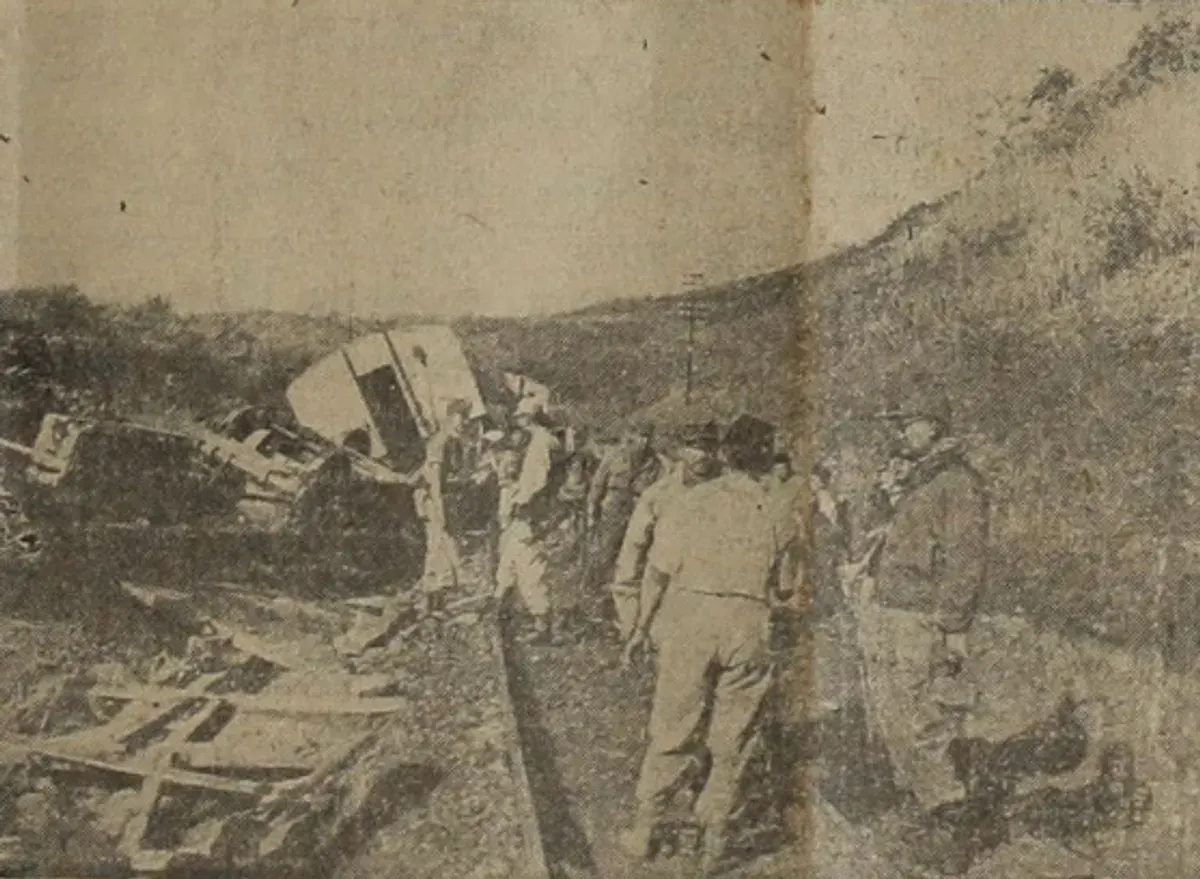Pemandangan mengenaskan kecelakaan kereta api di Trowek, Tasikmalaya, Jawa Barat pada 28 Mei 1959. (Sumber: Harian Umum)