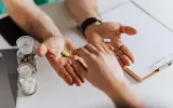 Apoteker Bertahan Melawan Penyalahgunaan Obat di Bandung tapi Tidak dengan Regulasinya