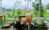 Menikmati Kuliner dengan View Sawah di Cimaung