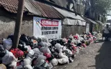 Petugas Kesal Banyak Pembuang Sampah Sembarangan di Kawasan Pasar Kiaracondong