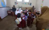 Tahun Ajaran Baru Dimulai, Siswa SDN I Babakan Talang Belajar di Bangunan Darurat: Satu Ruangan untuk Dua Kelas, Duduk Lesehan