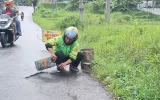 Kisah Ojol Bandung Perbaiki Jalan Rusak Tanpa Duit Pemerintah