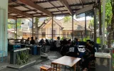 Warung Viral di Bandung yang Jadi Tempat Nongkrong Favorit Anak Muda