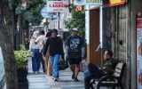 Trotoar di Bandung: Jalan Kaki di Zaman Sandal Jepit ke Zaman Sneaker Premium