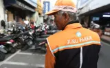 Tukang Parkir Minimarket di Bandung Profesi Ngeunaheun: Tinggal Tiup Peluit, Cuan Deh!