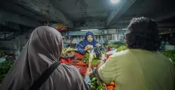 Jalan Sunyi Buruh Perempuan Lansia, jadi Tulang Punggung Keluarga di Usia Senja