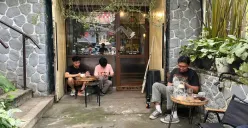 Di Sore yang Pelan, Ngafe Menjadi Ruang Rehat Warga Kota Bandung