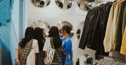 Y2K Fever di Bandung: Gaya Lama yang Menjadi Simbol Diri Generasi Z